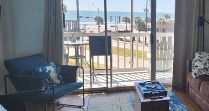 Beachfront condo near Top Places! Heated pool in Winter