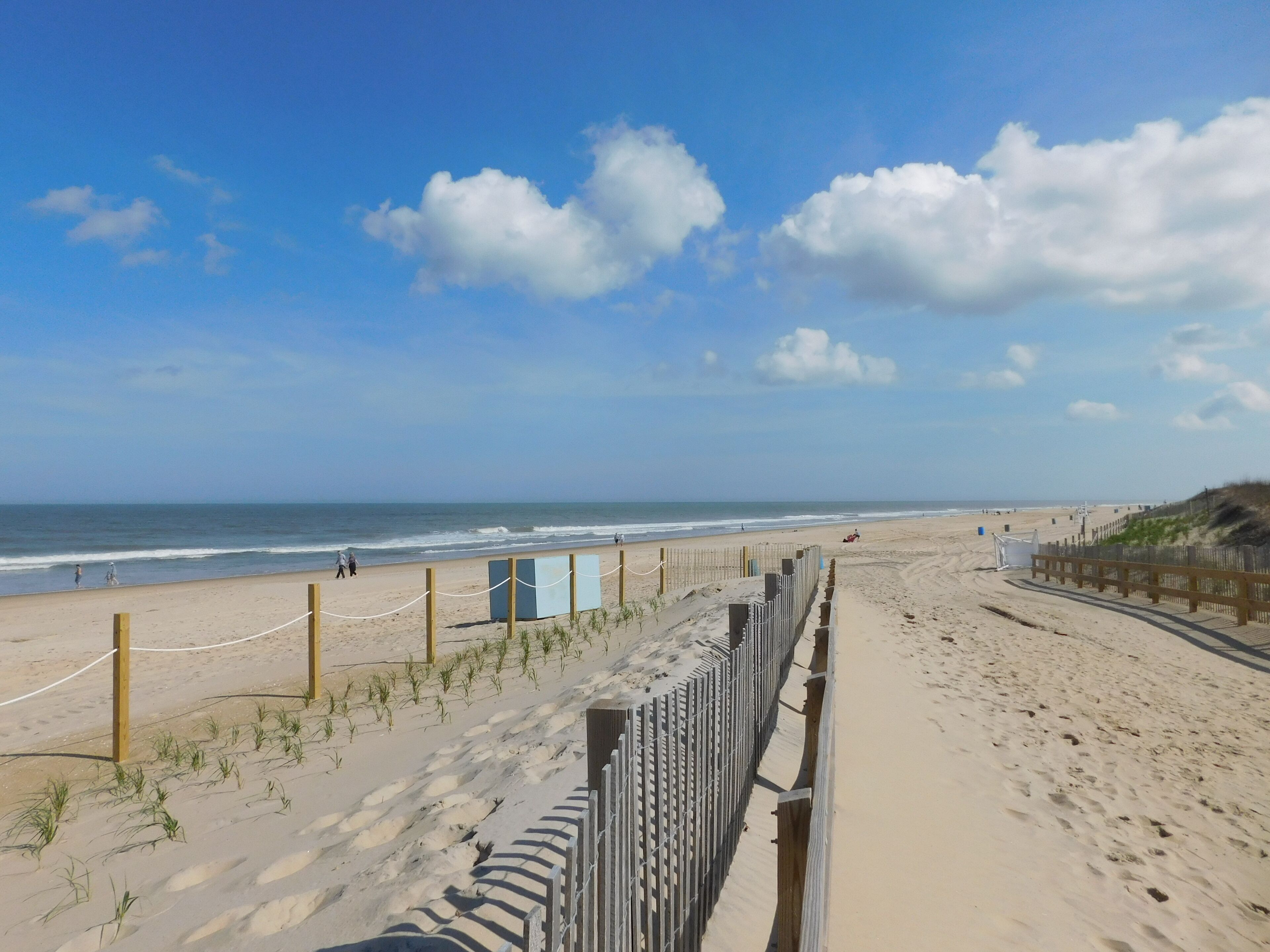 2 Bedroom/2 Bath Oceanblock w/Linens, Steps to the Beach,  Bus Stop To Boardwalk