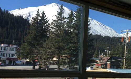 views! Location! Historic 2BR/1BA loft with Views-Downtown Telegraph House