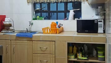 Microwave, cookware/dishes/utensils