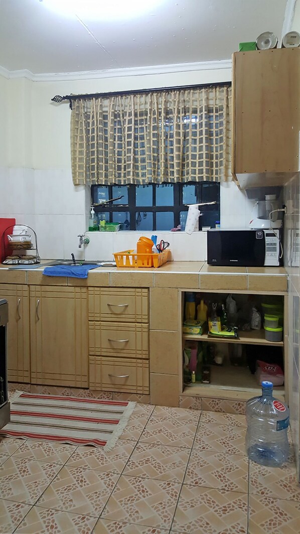 Microwave, cookware/dishes/utensils
