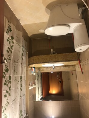 Combined shower/tub, towels