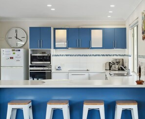 Jääkaappi, mikroaaltouuni, uuni, liesi