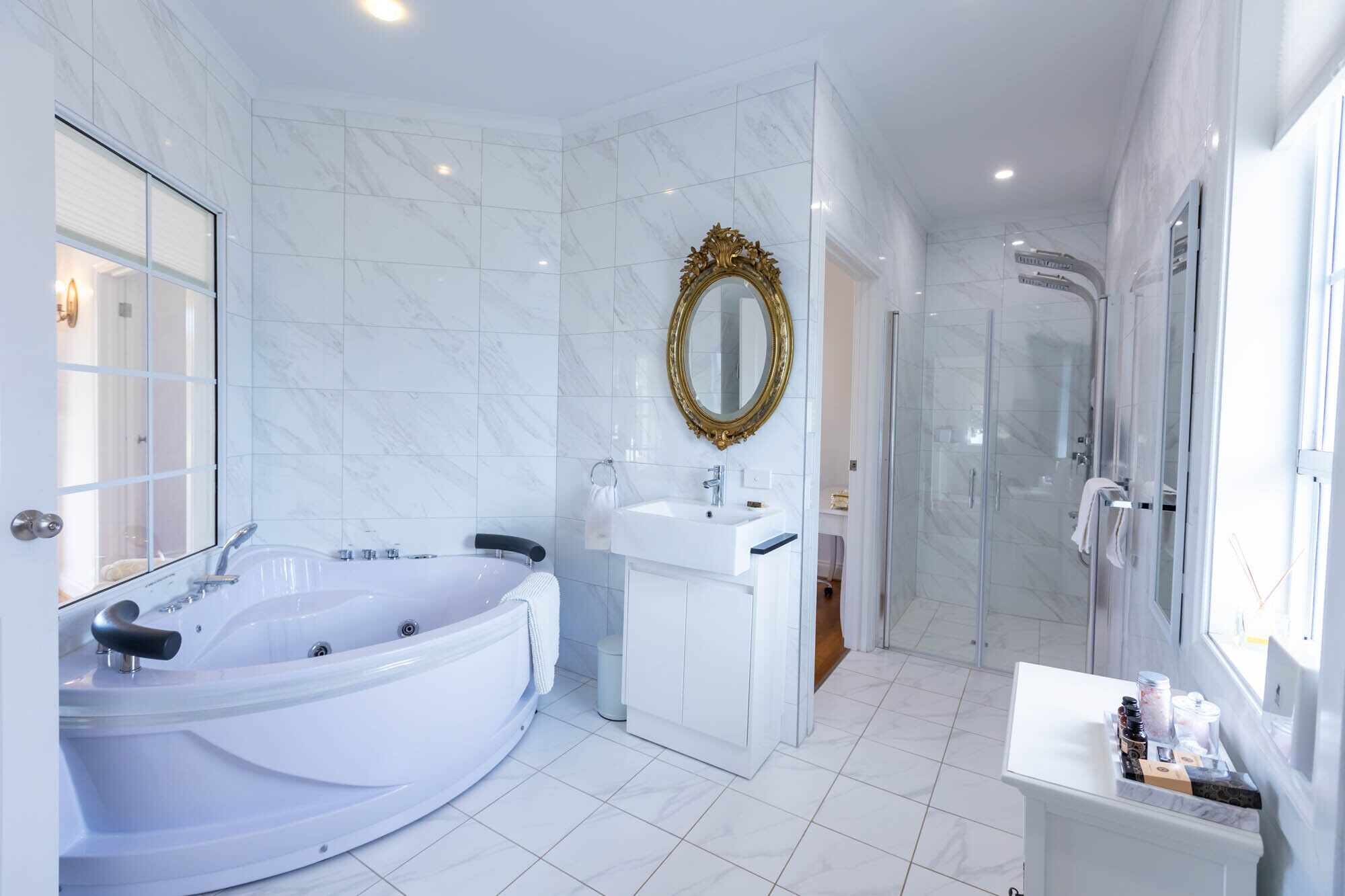 Douche, baignoire à jets, sèche-cheveux, serviettes fournies