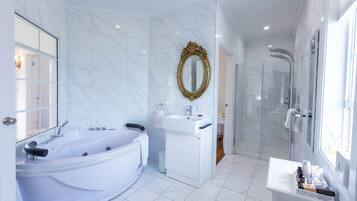 Douche, baignoire Ă jets, sĂšche-cheveux, serviettes fournies