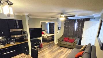 Smart-TV, DVD-Player, Tischtennisplatte, Stereoanlage