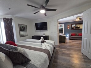 3 Schlafzimmer, Schreibtisch, Bügeleisen/Bügelbrett, Reisekinderbett