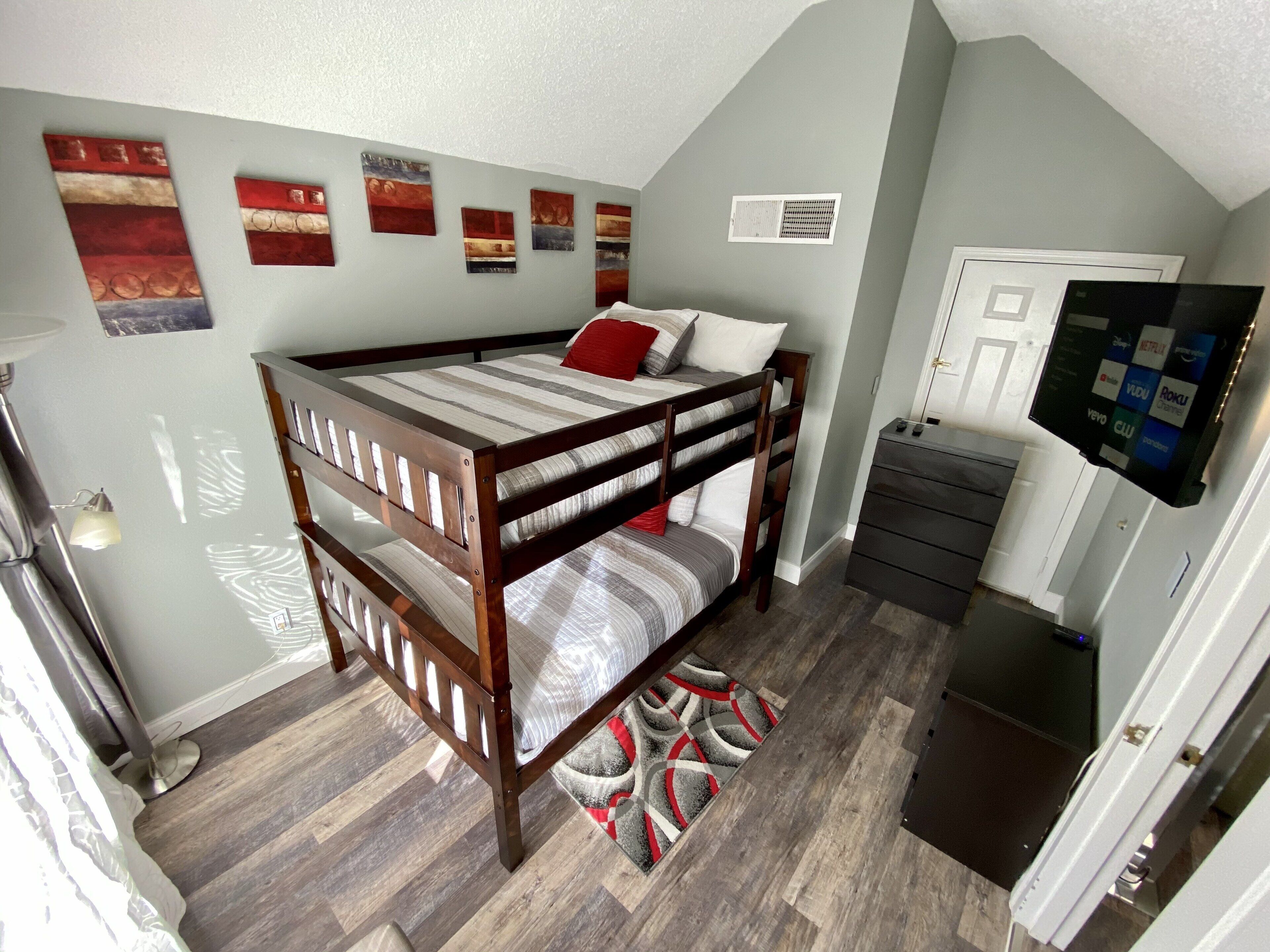 3 habitaciones, escritorio y tabla de planchar con plancha 