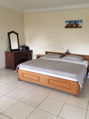 4 bedrooms, iron/ironing board, free WiFi, bed sheets - A luxury home away from home.. (Accra)