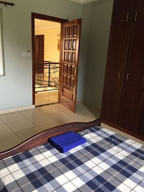 4 habitaciones, tabla de planchar con plancha y wifi gratis