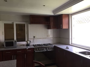 Refrigerador, horno, tostadora y utensilios de cocina