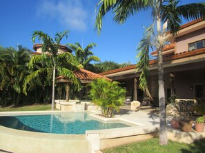 Alberca al aire libre y alberca infinita