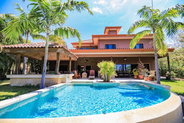 Utendørsbasseng og et evighetsbasseng