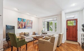 Smart TV, books, video library, printers - Beautiful & Comfortable Historic Row House. Solar Powered! (Washington)