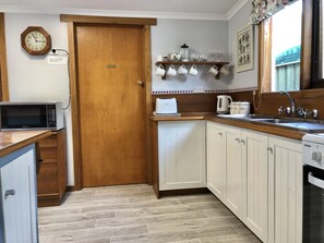 Fridge, microwave, oven, stovetop - Recreation Cottage - charming quiet beach getaway (Kingston Beach)