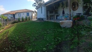 A house with a tiled roof, a covered patio, and a garden. - CASA DA VIÑA (Nogueira de Ramuín - Ourense) Ribeira Sacra  (Ourense)