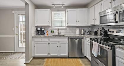 AsburyHill: Fenced In & Private Yard, 40 Mins to DC