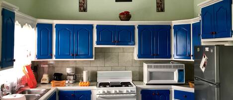 ثلاجة، ميكروويف، فرن، موقد طهي مسطح