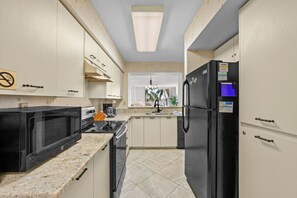 Fridge, microwave, oven, stovetop - St Pete Isla Bahia Vista 8-212 2/2 Corner Unit (Isla Del Sol)