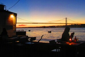 Outdoor dining - Apartment near Tagus River located in South Bay Area. (Almada)