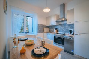 Fridge, oven, stovetop, dishwasher