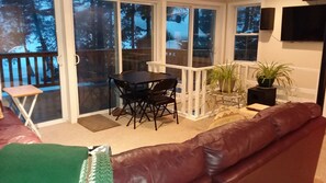 Smart TV, DVD player, livros