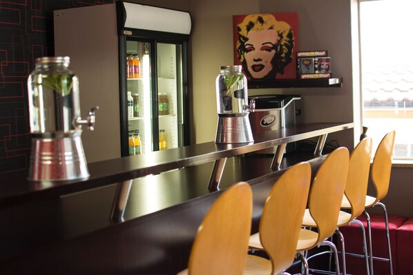 Bar (on property) - The area is very Peaceful, quiet and Safe . It is indeed a HomeAway from Home (Emmarentia)