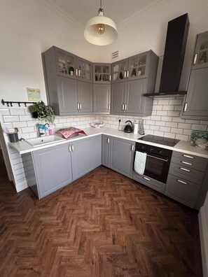 Kühlschrank, Mikrowelle, Ofen, Herdplatte