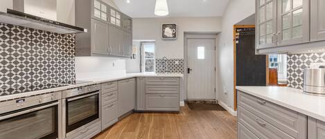 Refrigerador, microondas, horno, placa de cocina