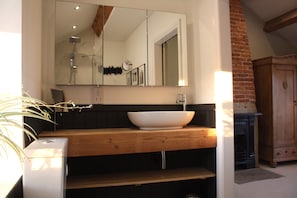 Combined shower/bathtub, hair dryer, towels, toilet paper