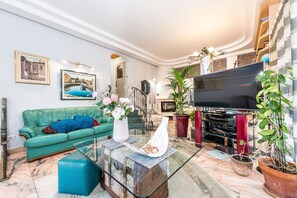 Téléviseur, foyer, livres