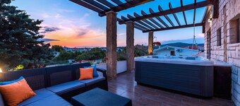 Villa Maria- Luxury holiday house with pool & whirlpool