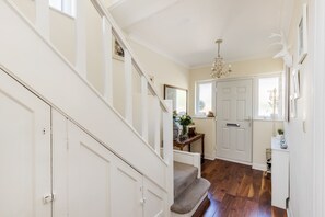 Interior - Beautiful 4 bedroom Family House!3 floors!Garden! (London)