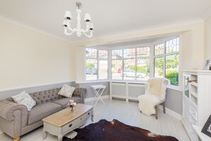 TV, fireplace, DVD player, books - Beautiful 4 bedroom Family House!3 floors!Garden! (London)