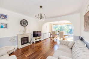 TV, fireplace, DVD player, books - Beautiful 4 bedroom Family House!3 floors!Garden! (London)