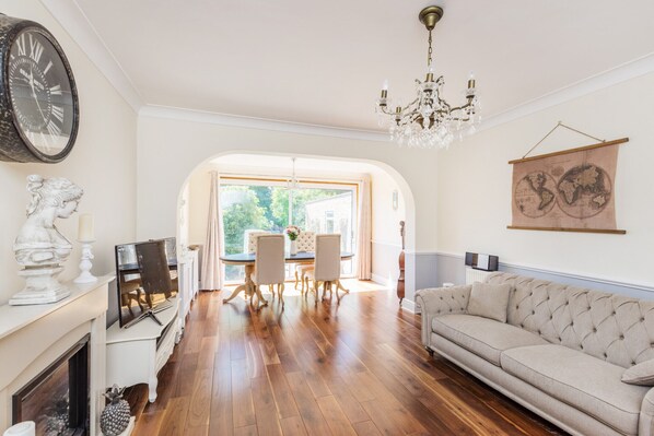 TV, fireplace, DVD player, books - Beautiful 4 bedroom Family House!3 floors!Garden! (London)