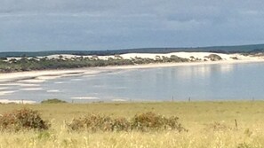 På stranden
