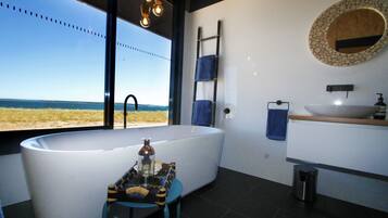 Haartrockner, Handtücher, Seife, Shampoo