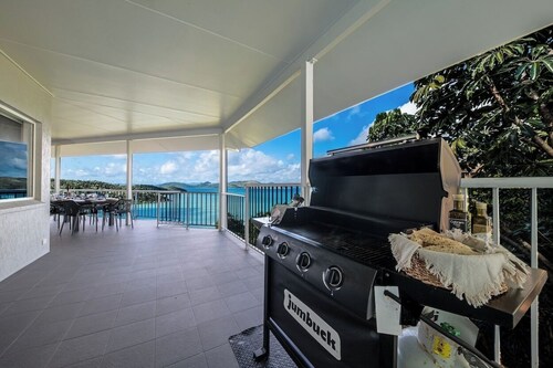 6 Bedroom Holiday Home with Private Pool and Ocean Views... Sleeps 16!