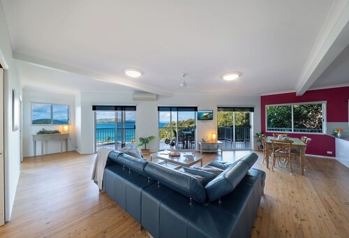 6 Bedroom Holiday Home with Private Pool and Ocean Views... Sleeps 16!