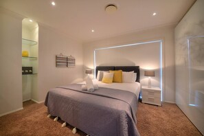 6 bedrooms, iron/ironing board, free WiFi, bed sheets