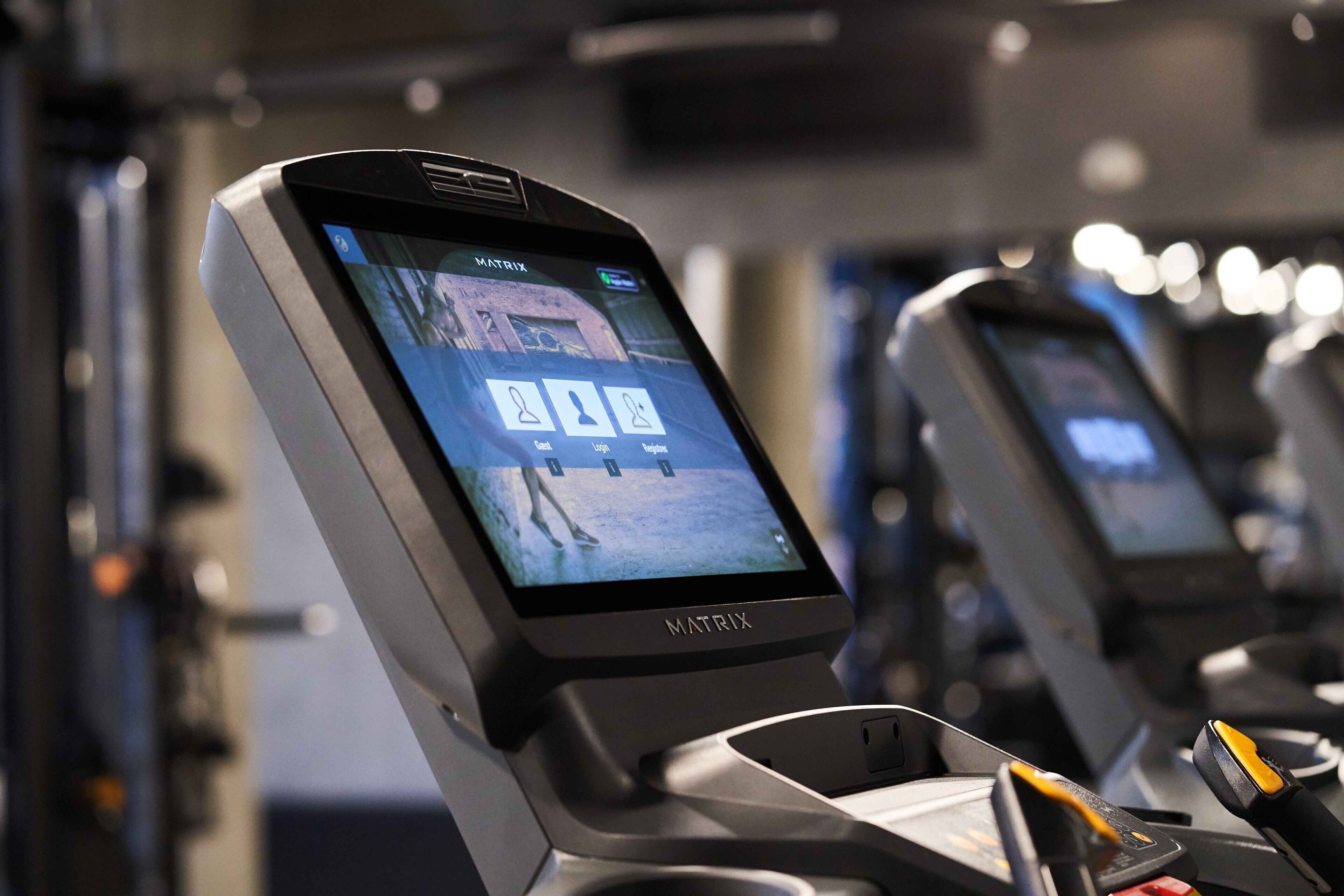 Un kiosque en libre-service de la marque Matrix, doté d’une interface à écran tactile, situé dans un espace public.