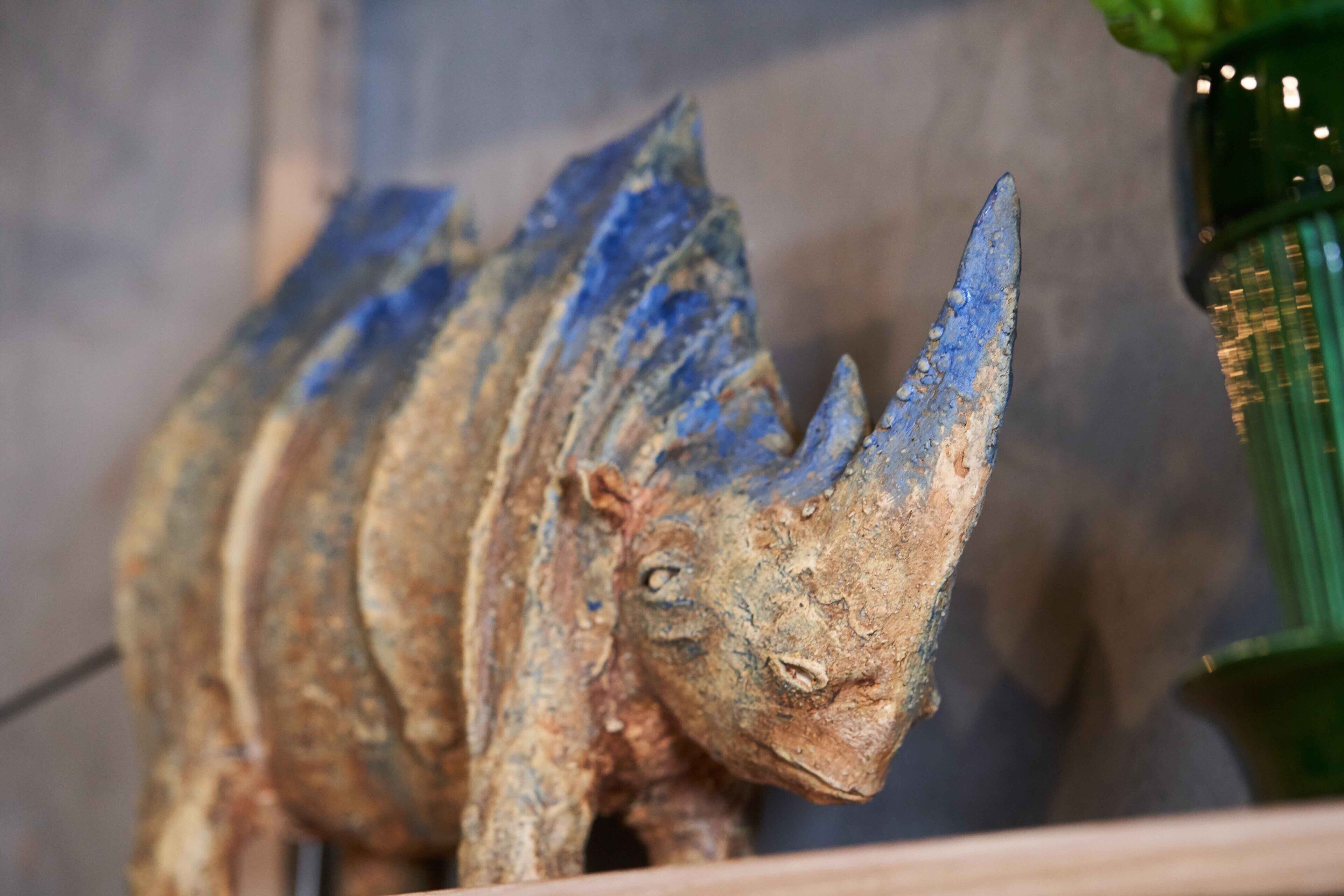 Un squelette de dinosaure fossilisé exposé dans un musée.