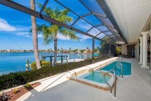 Een verwarmd zwembad