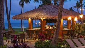 A thatched-roof bar area with outdoor seating and a view of the ocean. - PRICES REDUCED! HYATT RES. CLUB-OCEAN FRONT, MAUI MAY 23-30, & MAY 30-JUNE 6. (Lahaina)