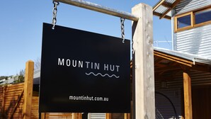 Un cartel que dice 'MOUNTIN HUT' con una dirección web.