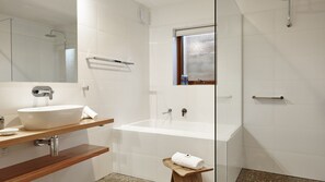 Bathtub, hair dryer, towels, toilet paper - MounTin Hut - Central Bright (Bright)