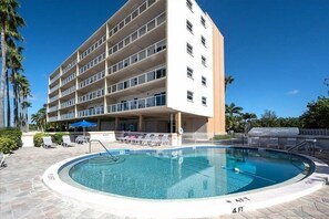 Utendørsbasseng og et oppvarmet basseng