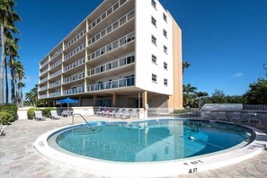 Una piscina al aire libre, una piscina climatizada