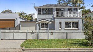 Exterior - Hamptons at The Bay - waterfront getaway (Deception Bay)